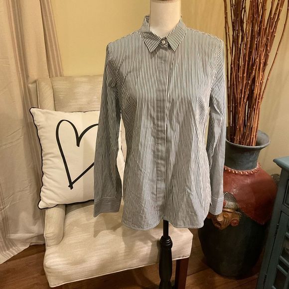 J.Crew button down shirt 🤍 - Picture 1 of 5